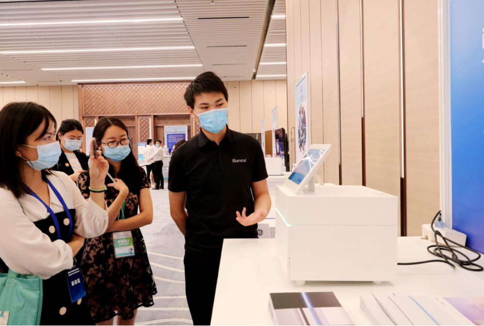 第四屆進(jìn)博會食品及農(nóng)產(chǎn)品展區(qū)、醫(yī)療器械及醫(yī)藥保健展區(qū)展前供需對接會的工作人員在介紹一臺測序儀展品